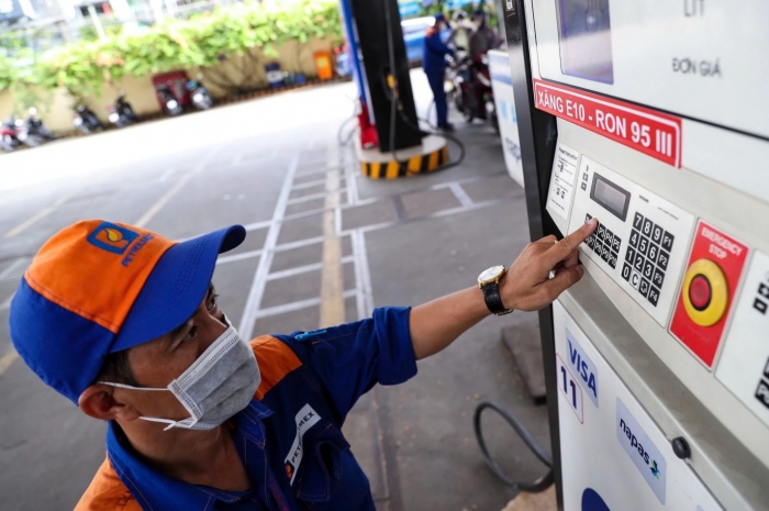 Gi&aacute; xăng dầu h&ocirc;m nay 18/5: Xăng RON 95 giảm mạnh, dầu diesel &lsquo;cắm đầu&rsquo; gần 20.000 đồng/l&iacute;t, gi&aacute; lăn b&aacute;nh VinFast VF 3 ảnh 1
