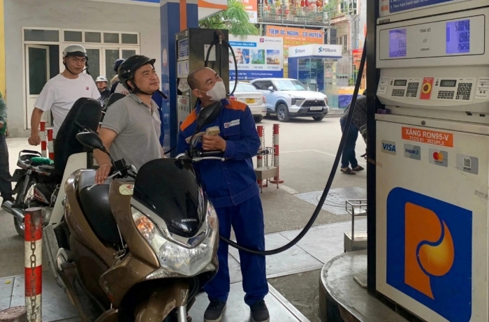 Gi&aacute; xăng dầu h&ocirc;m nay 21/5: Xăng RON 95 hạ hơn 9.000 đồng/l&iacute;t, dầu diesel &lsquo;rẻ như rau&rsquo;, gi&aacute; lăn b&aacute;nh VinFast VF 5 cực hời ảnh 1