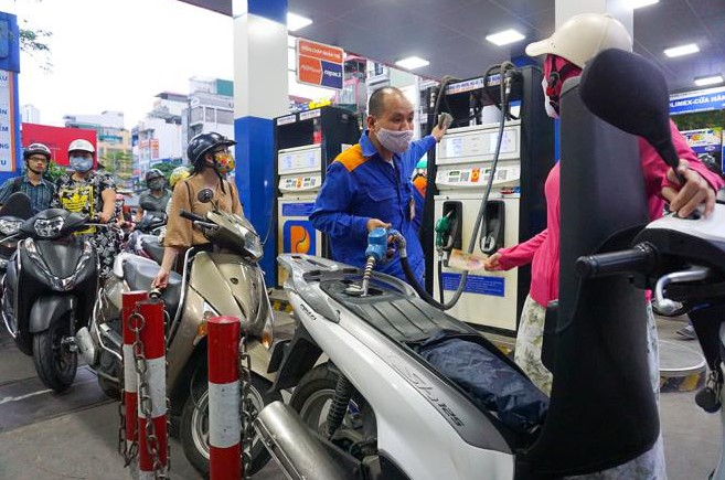Gi&aacute; xăng dầu h&ocirc;m nay 23/5: Dầu diesel v&agrave; xăng RON 95 &lsquo;quay đầu&rsquo; rẻ hơn đỉnh 8.000 &ndash; 16.000 đồng, gi&aacute; đầy b&igrave;nh &ocirc; t&ocirc; Honda ảnh 1