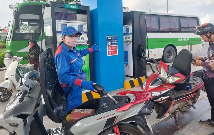 Gi&aacute; xăng dầu h&ocirc;m nay 24/5: Xăng RON 92 v&agrave; RON 95 &lsquo;tụt dốc&rsquo; hơn 5.000 &ndash; 8.000 đồng/l&iacute;t, gi&aacute; đầy b&igrave;nh c&aacute;c mẫu xe ga 125cc ảnh 1