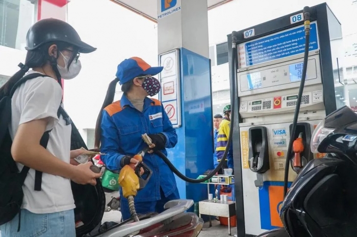 Gi&aacute; xăng kho&aacute;ng RON 95 trưa nay 21/5 giảm hơn 9.500 đồng/l&iacute;t trước ng&agrave;y khai tử, c&oacute; cần xả sạch b&igrave;nh trước khi đổ E10? ảnh 1