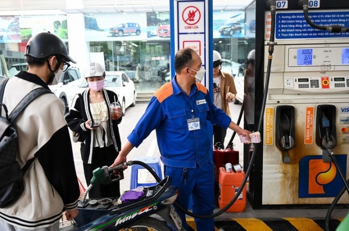 Gi&aacute; xăng dầu chiều 25/5: RON 92, RON 95 v&agrave; dầu diesel đều rẻ, giảm từ 5.770 &ndash; 16.020 đồng/l&iacute;t, gi&aacute; lăn b&aacute;nh Grand i10 ảnh 1