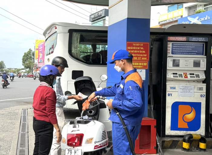 Gi&aacute; xăng dầu chiều 25/5: RON 92, RON 95 v&agrave; dầu diesel đều rẻ, giảm từ 5.770 &ndash; 16.020 đồng/l&iacute;t, gi&aacute; lăn b&aacute;nh Grand i10 ảnh 1