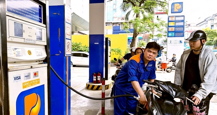 Gi&aacute; xăng dầu h&ocirc;m nay 28/5: RON 95 &lsquo;rẻ như cho&rsquo;, dầu Diesel gần &lsquo;chạm đ&aacute;y&rsquo;, gi&aacute; lăn b&aacute;nh VinFast VF 3 đang cực kỳ 'mềm' ảnh 1