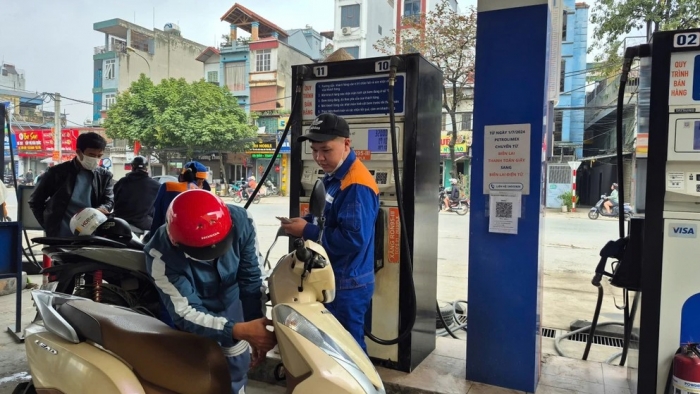 Gi&aacute; xăng dầu h&ocirc;m nay 29/5: RON 92 v&agrave; RON 95 giảm &lsquo;cắm đầu&rsquo; 6.860 - 9.690 đồng/l&iacute;t, gi&aacute; đầy b&igrave;nh c&aacute;c mẫu xe số phổ biến ảnh 1