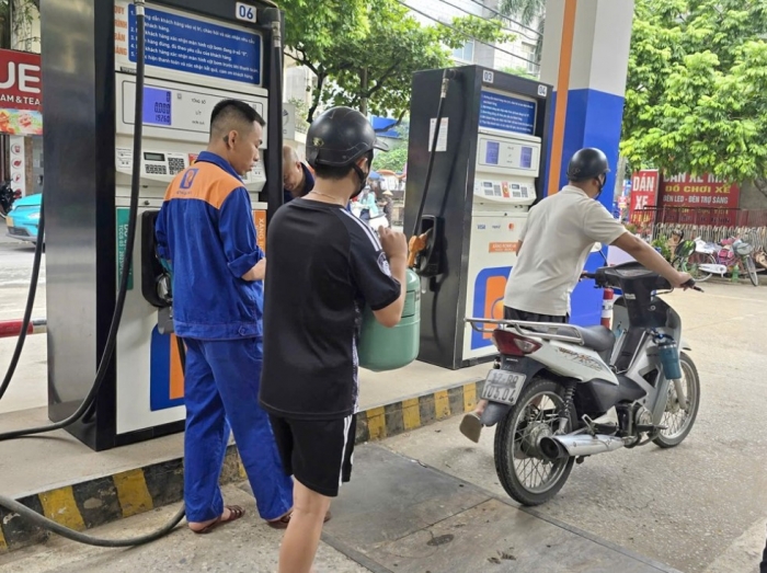 Bảng gi&aacute; xăng dầu trưa nay 4/6: E10 &lsquo;rẻ hơn b&uacute;n&rsquo;, RON 92 đang lao đầu về &lsquo;đ&aacute;y&rsquo; mới, gi&aacute; lăn b&aacute;nh VinFast VF 6 cực hời ảnh 1