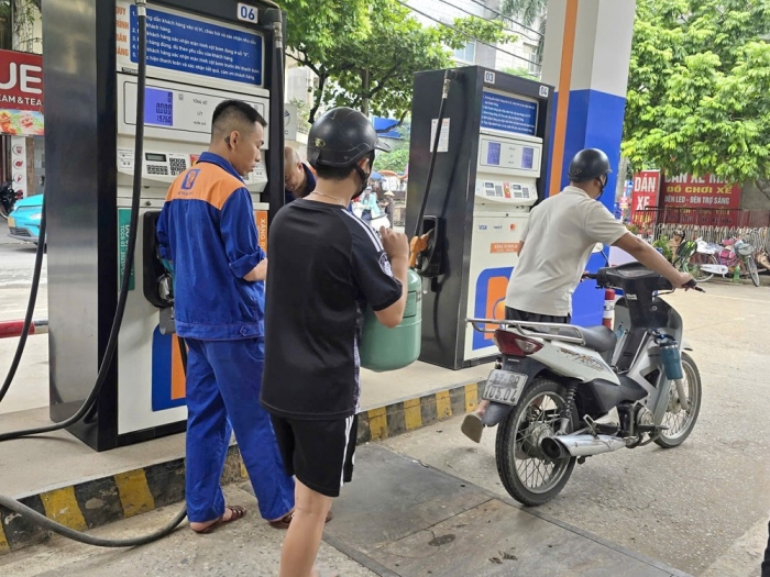 Gi&aacute; xăng dầu h&ocirc;m nay 3/6: RON 92 &lsquo;tụt dốc&rsquo; gần 7.000 đồng, dầu diesel &lsquo;rơi&rsquo; 17.130 đồng/l&iacute;t, gi&aacute; lăn b&aacute;nh Hyundai Tucson ảnh 1