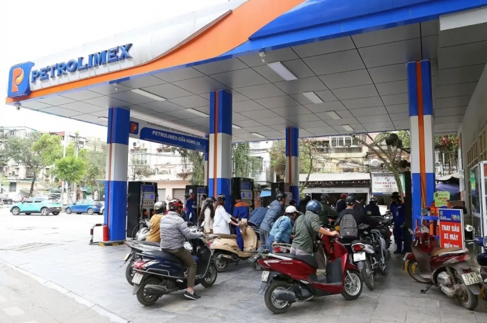 Gi&aacute; xăng dầu h&ocirc;m nay 6/6: Dầu diesel rớt &lsquo;thủng đ&aacute;y&rsquo;, E10 v&agrave; RON 92 rẻ nhất trong 3 th&aacute;ng nay, gi&aacute; lăn b&aacute;nh VinFast VF 7 ảnh 1