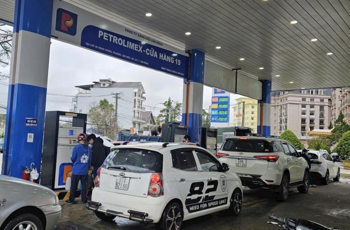 Gi&aacute; xăng dầu h&ocirc;m nay 8/6: E10 RON 95 &lsquo;rẻ như cho&rsquo;, E5 RON 92 l&ugrave;i về gần 20.000 đồng/l&iacute;t, gi&aacute; đầy b&igrave;nh xe ga 150-160cc ảnh 1