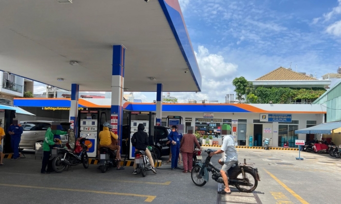 Bảng gi&aacute; xăng dầu chiều 8/6: E5 RON 92 v&agrave; E10 RON 95 giảm &lsquo;sập s&agrave;n&rsquo; gần 10.000 đồng, gi&aacute; lăn b&aacute;nh VinFast VF 8 cực hời ảnh 1