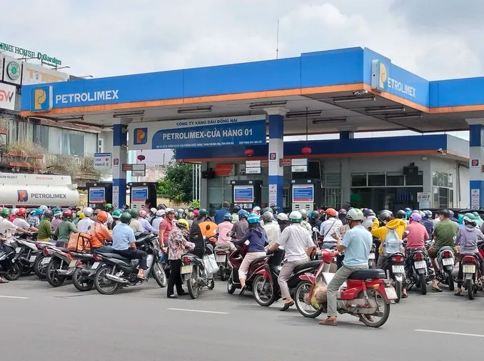 Bảng gi&aacute; xăng dầu trưa nay 12/6: RON 92 tụt 8.700 đồng/l&iacute;t, E10 giảm về mức rẻ kỷ lục, gi&aacute; đầy b&igrave;nh xe ga 110cc phổ biến ảnh 1