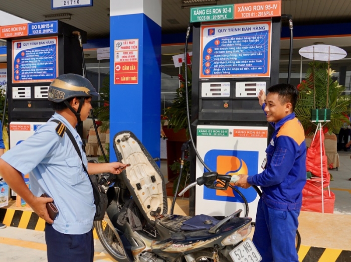 Gi&aacute; xăng dầu chiều nay 15/6: E10 v&agrave; RON 92 &lsquo;thủng đ&aacute;y&rsquo;, dầu diesel giảm gần 19.000 đồng/l&iacute;t, gi&aacute; lăn b&aacute;nh Hyundai Tucson ảnh 1