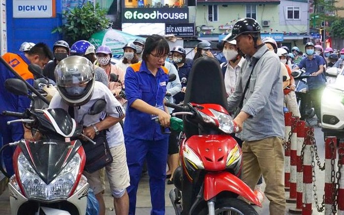 Gi&aacute; xăng dầu h&ocirc;m nay 19/6: E10 rẻ chưa từng c&oacute;, RON 92 giảm mạnh 9.990 đồng/l&iacute;t, gi&aacute; VinFast VF 9 lăn b&aacute;nh bao nhi&ecirc;u? ảnh 1