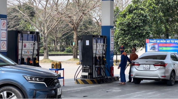 Gi&aacute; xăng dầu h&ocirc;m nay trưa 16/6: E10 v&agrave; RON 92 rơi &lsquo;xuy&ecirc;n đ&aacute;y&rsquo; về gần 20.000 đồng/l&iacute;t, gi&aacute; lăn b&aacute;nh Toyota Veloz Cross ảnh 1