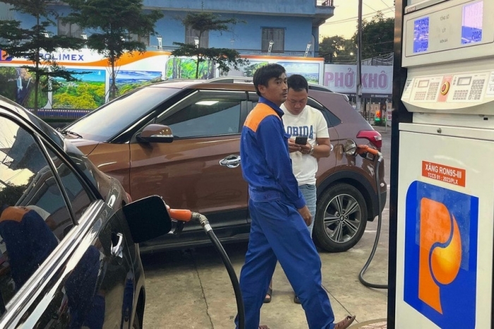 Gi&aacute; xăng dầu h&ocirc;m nay trưa 18/6: RON 92 &lsquo;b&aacute;n như biếu&rsquo;, E10 giảm hơn 9.300 đồng/l&iacute;t, gi&aacute; lăn b&aacute;nh VinFast VF 8 ra sao? ảnh 1