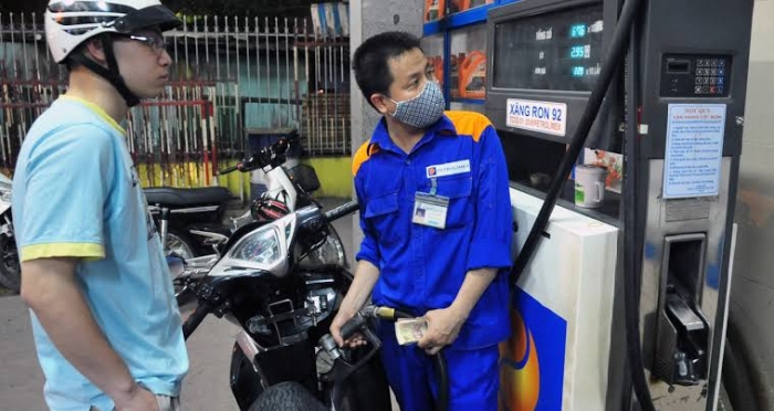 Gi&aacute; xăng dầu chiều 26/6: E10 giảm hơn 11.000 đồng/l&iacute;t, RON 92 &lsquo;vừa b&aacute;n vừa cho&rsquo;, gi&aacute; lăn b&aacute;nh Toyota Veloz Cross ra sao? ảnh 1