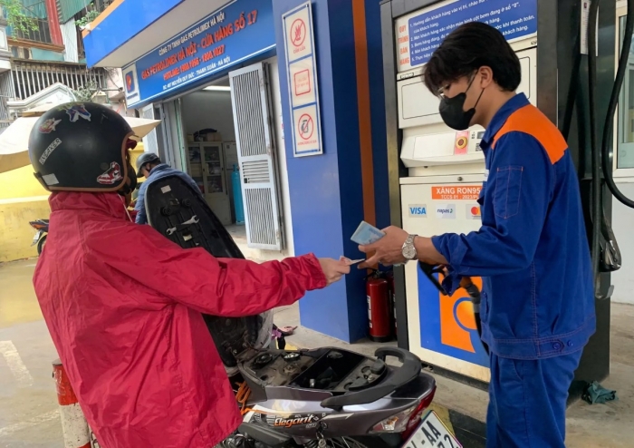 Gi&aacute; xăng dầu chiều 27/6: RON 92 chỉ c&ograve;n hơn 19.000 đồng/l&iacute;t, E10 &lsquo;rẻ như b&egrave;o&rsquo;, gi&aacute; lăn b&aacute;nh VinFast VF 3 si&ecirc;u hấp dẫn ảnh 1