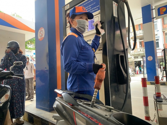 Gi&aacute; xăng dầu h&ocirc;m nay 28/6: E10 giảm gần 12000 đồng/l&iacute;t, RON 92 ch&iacute;nh thức &lsquo;thủng đ&aacute;y&rsquo;, bảng gi&aacute; đầy b&igrave;nh xe ga 110cc ảnh 1