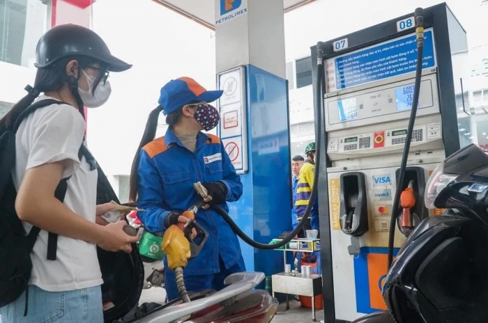 Gi&aacute; xăng dầu trưa 25/6: RON 92 giảm mạnh gần 10.000 đồng/l&iacute;t, E10 ch&iacute;nh thức &lsquo;thủng đ&aacute;y&rsquo;, gi&aacute; lăn b&aacute;nh Hyundai Grand i10 ảnh 1