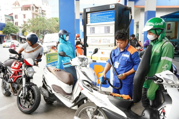 Gi&aacute; xăng dầu chiều nay 12/7: E10 v&agrave; RON 92 &lsquo;rơi tự do&rsquo;, dầu diesel giảm 23.000 đồng/l&iacute;t, gi&aacute; lăn b&aacute;nh VinFast VF 5 'mềm' ảnh 1