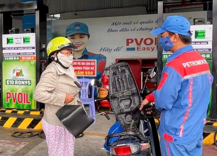 Gi&aacute; xăng dầu trưa 6/7: E10 v&agrave; RON 92 &lsquo;rẻ như rau&rsquo;, dầu diesel &lsquo;rơi&rsquo; về s&aacute;t &lsquo;đ&aacute;y&rsquo; 21.000 đồng, gi&aacute; lăn b&aacute;nh VinFast VF 6 ảnh 1