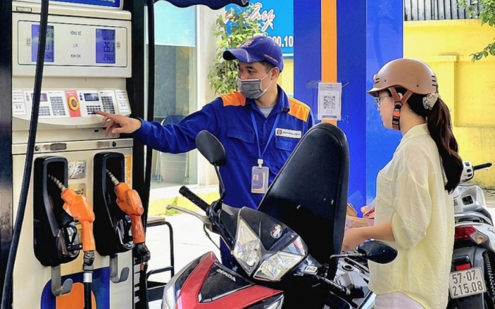 Gi&aacute; xăng dầu h&ocirc;m nay 18/7: E10 v&agrave; RON 92 c&ugrave;ng &lsquo;tụt&rsquo; hơn 10.000 đồng/l&iacute;t từ đỉnh, bảng gi&aacute; đầy b&igrave;nh c&aacute;c mẫu xe ga 125cc ảnh 1