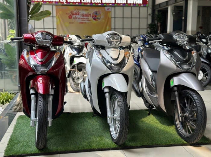 Gi&aacute; xăng dầu h&ocirc;m nay 18/7: E10 v&agrave; RON 92 c&ugrave;ng &lsquo;tụt&rsquo; hơn 10.000 đồng/l&iacute;t từ đỉnh, bảng gi&aacute; đầy b&igrave;nh c&aacute;c mẫu xe ga 125cc ảnh 3