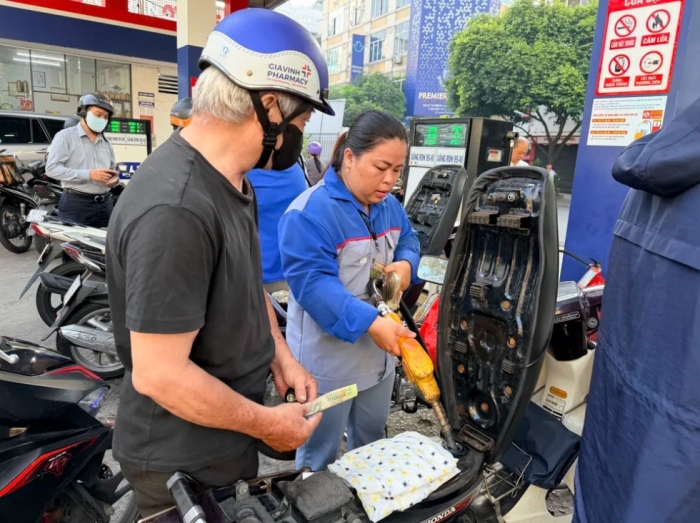 Gi&aacute; xăng dầu trưa 15/7: E10 v&agrave; RON 92 li&ecirc;n tục giảm s&acirc;u, gi&aacute; đầy b&igrave;nh Yamaha Exciter v&agrave; Honda Winner R 'rẻ như ăn phở' ảnh 1