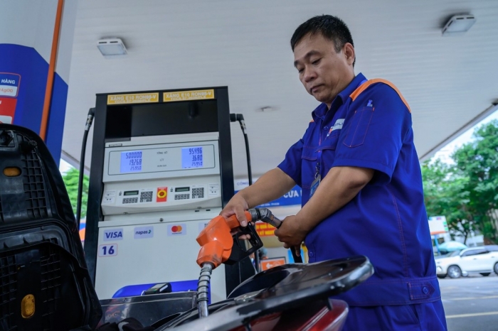 Gi&aacute; xăng dầu trưa nay 22/7: RON 92 v&agrave; E10 &lsquo;rẻ như rau&rsquo;, dầu diesel chỉ c&aacute;ch đ&aacute;y &lsquo;gang tấc&rsquo;, gi&aacute; lăn b&aacute;nh VinFast VF 5 ảnh 1