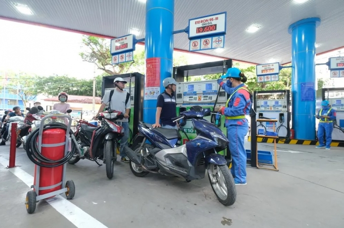 Gi&aacute; xăng dầu chiều nay 24/7: Dầu diesel ở gần đ&aacute;y, xăng RON 92 v&agrave; E10 tụt gần 10.000 đồng/l&iacute;t, gi&aacute; lăn b&aacute;nh Toyota Vios ảnh 1