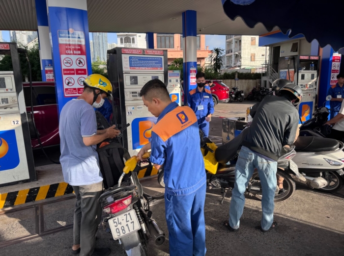 Gi&aacute; xăng dầu h&ocirc;m nay 21/7: E10 c&aacute;ch đ&aacute;y kh&ocirc;ng xa, RON 92 tụt tới 10.200 đồng/l&iacute;t, bảng gi&aacute; đầy b&igrave;nh xe ga 150-160cc ảnh 1