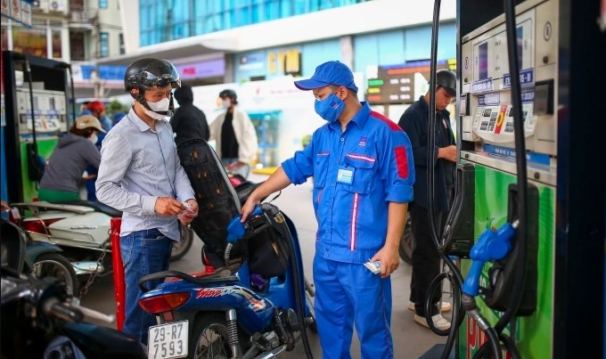 Gi&aacute; xăng dầu h&ocirc;m nay 27/7: Dầu diesel giảm 19.000 đồng/l&iacute;t, xăng RON 92 v&agrave; E10 rất gần đ&aacute;y, gi&aacute; lăn b&aacute;nh VinFast VF 3 ảnh 1