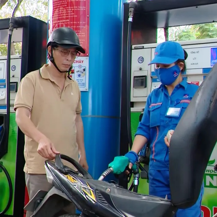 Gi&aacute; xăng dầu trưa 23/7: E10 v&agrave; RON 92 &lsquo;rộng cửa&rsquo; về lại đ&aacute;y, dầu diesel &lsquo;rẻ như cho&rsquo;, gi&aacute; lăn b&aacute;nh Toyota Corolla Cross ảnh 1
