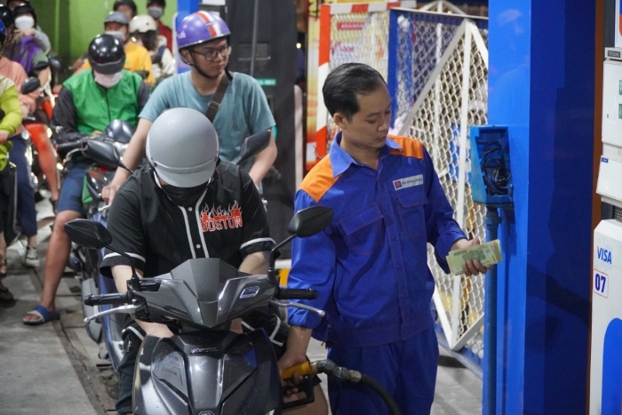 Gi&aacute; xăng dầu trưa nay 20/7: E10 giảm gần 11.000 đồng/l&iacute;t, RON 92 chỉ c&aacute;ch đ&aacute;y ch&uacute;t &iacute;t, bảng gi&aacute; lăn b&aacute;nh Honda CR-V ảnh 1
