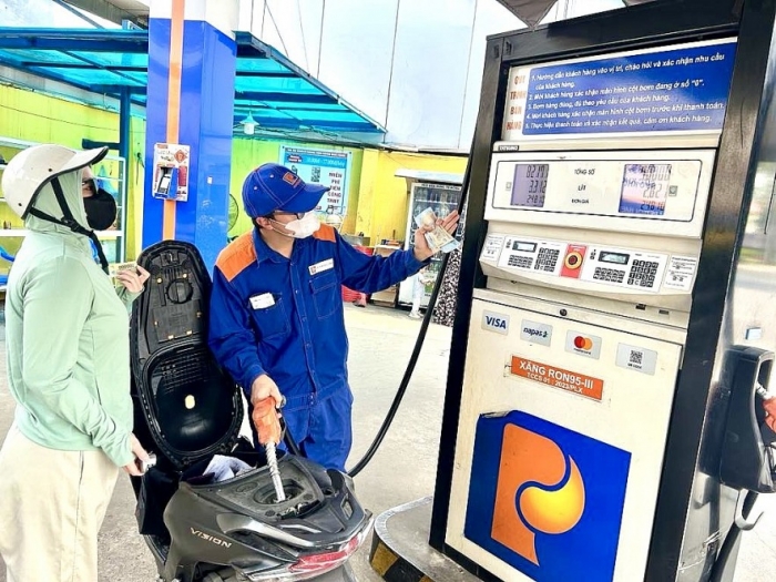 Gi&aacute; xăng dầu trưa nay 22/7: RON 92 v&agrave; E10 &lsquo;rẻ như rau&rsquo;, dầu diesel chỉ c&aacute;ch đ&aacute;y &lsquo;gang tấc&rsquo;, gi&aacute; lăn b&aacute;nh VinFast VF 5 ảnh 1
