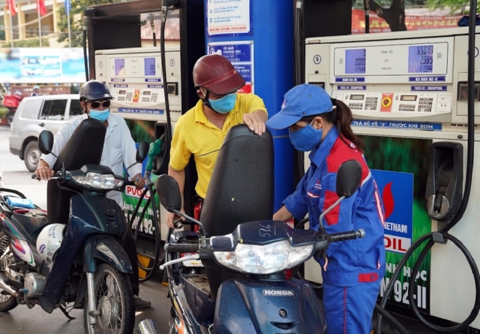 Gi&aacute; xăng dầu chiều nay 2/8: E10 v&agrave; RON 92 rục rịch xuống đ&aacute;y mới dưới 18.000 đồng/l&iacute;t, gi&aacute; đầy b&igrave;nh xe c&ocirc;n tay 150-155cc ảnh 1