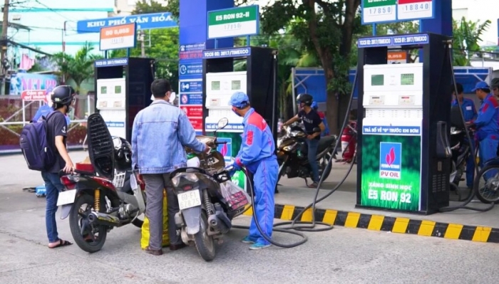 Gi&aacute; xăng dầu trưa nay 2/8: Dầu diesel thấp hơn đỉnh 17.000 đồng, RON 92 v&agrave; E10 sắp 'rẻ b&egrave;o', gi&aacute; lăn b&aacute;nh VinFast VF 5 ảnh 1