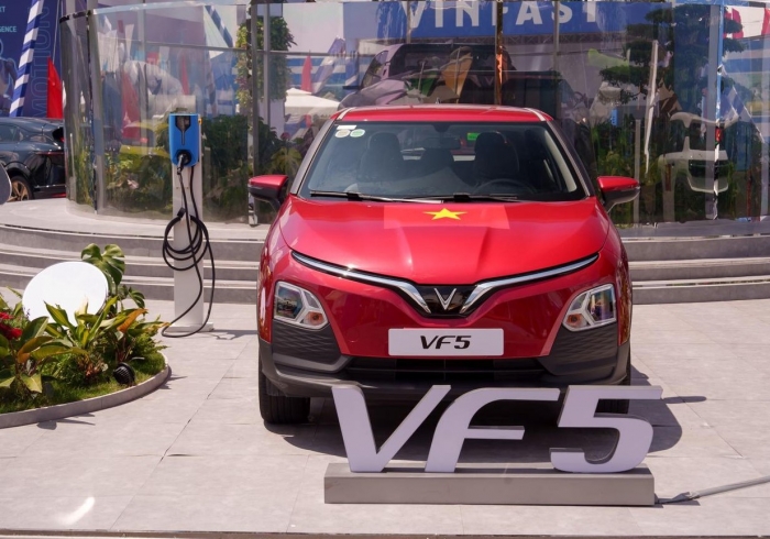 Gi&aacute; xăng dầu trưa nay 2/8: Dầu diesel thấp hơn đỉnh 17.000 đồng, RON 92 v&agrave; E10 sắp 'rẻ b&egrave;o', gi&aacute; lăn b&aacute;nh VinFast VF 5 ảnh 4