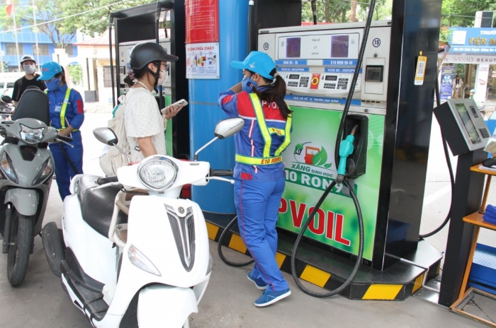 Gi&aacute; xăng dầu chiều nay 28/7: Xăng RON 92 v&agrave; E10 c&ugrave;ng giảm s&acirc;u, rẻ hơn đỉnh gần 10.000 đồng, gi&aacute; lăn b&aacute;nh VinFast VF 8 ảnh 1