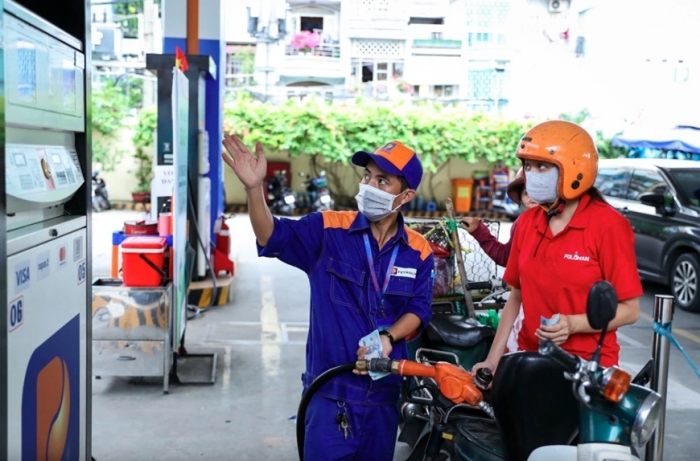 Gi&aacute; xăng dầu chiều nay 5/8: Xăng E10 &lsquo;s&aacute;ng cửa&rsquo; xuống 18.000 đồng/l&iacute;t, RON 92 c&aacute;ch đ&aacute;y 3.100 đồng, gi&aacute; đầy b&igrave;nh xe số ảnh 1