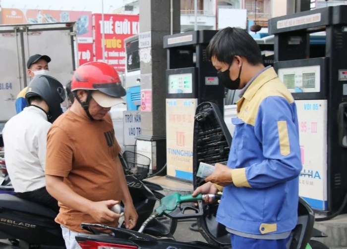 Gi&aacute; xăng dầu chiều nay 9/8: Xăng RON 92 v&agrave; E10 vừa về s&aacute;t đ&aacute;y, lại sắp giảm tiếp cực rẻ, gi&aacute; đầy b&igrave;nh xe ga 150-160cc ảnh 1