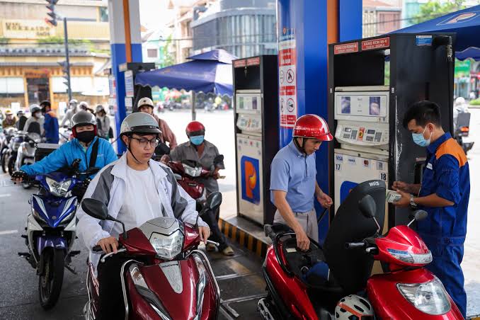 Gi&aacute; xăng dầu h&ocirc;m nay 4/8: Xăng RON 92 sắp xuống mức cực rẻ, E10 giảm 3.000 đồng l&agrave; 'thủng đ&aacute;y', gi&aacute; lăn b&aacute;nh Honda City ảnh 1
