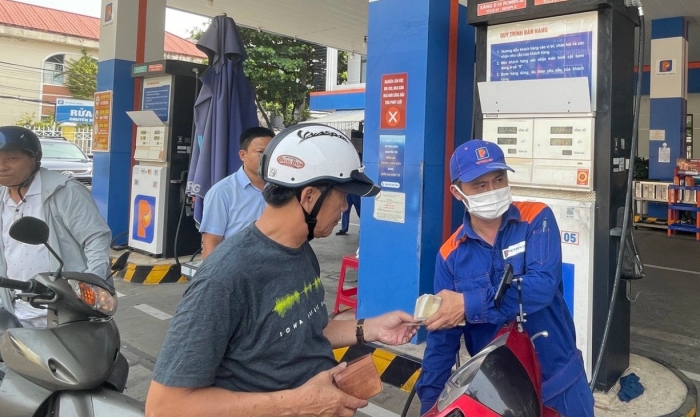 Gi&aacute; xăng dầu h&ocirc;m nay 6/8: Xăng RON 92 sắp giảm &lsquo;thủng đ&aacute;y&rsquo;, E10 rất gần mốc 18.000 đồng/l&iacute;t, gi&aacute; lăn b&aacute;nh VinFast VF 6 ảnh 1
