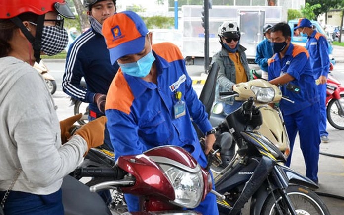 Gi&aacute; xăng dầu h&ocirc;m nay 8/8: Dầu diesel gần đ&aacute;y, xăng E10 v&agrave; RON 92 giảm rẻ hơn đỉnh 9.000 đồng, gi&aacute; lăn b&aacute;nh VinFast VF 7 ảnh 1