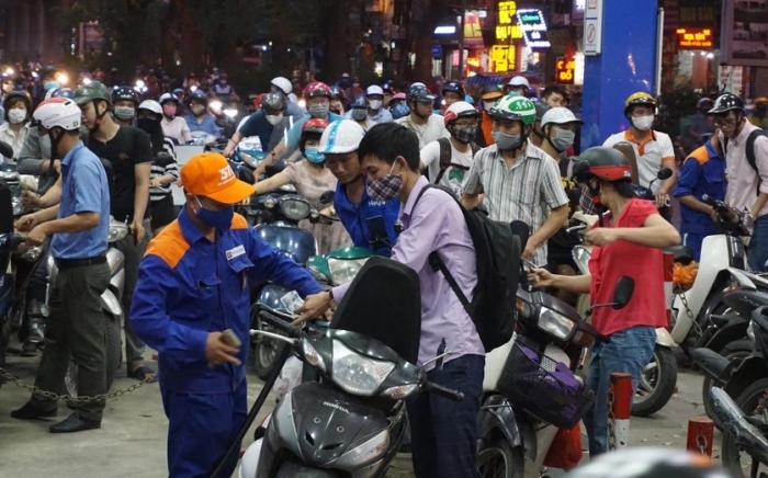 Gi&aacute; xăng dầu tối nay 7/8: E10 lao dốc c&aacute;ch đ&aacute;y 2.300 đồng, RON 92 rẻ hơn đỉnh 8.300 đồng, bảng gi&aacute; đầy b&igrave;nh &ocirc; t&ocirc; Mazda ảnh 1