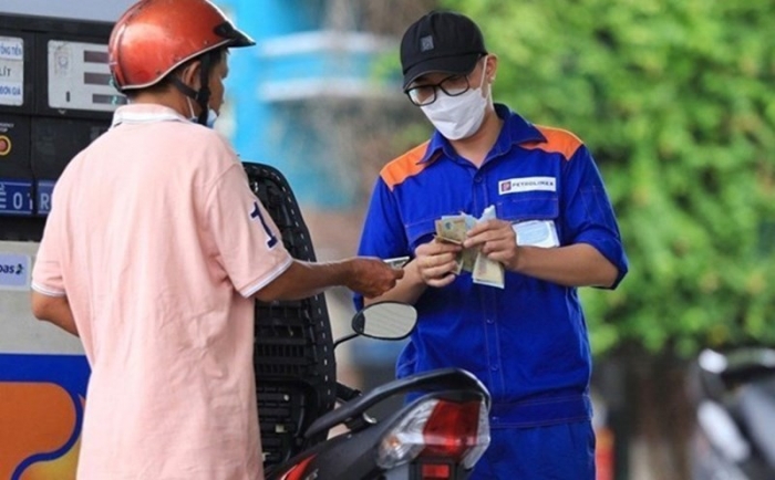 Gi&aacute; xăng dầu trưa nay 7/8: Xăng E10 giảm về c&aacute;ch đ&aacute;y 2.300 đồng, RON 92 rẻ hơn đỉnh 8.300 đồng, gi&aacute; đầy b&igrave;nh xe ga 125cc ảnh 1
