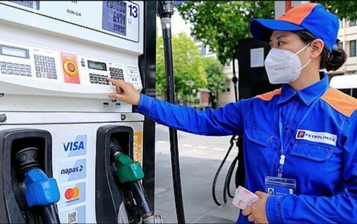 Gi&aacute; xăng dầu trưa nay 9/8: Dầu diesel rẻ, RON 92 v&agrave; E10 giảm c&aacute;ch đ&aacute;y hơn 2.000 đồng, gi&aacute; lăn b&aacute;nh Toyota Veloz Cross ảnh 1