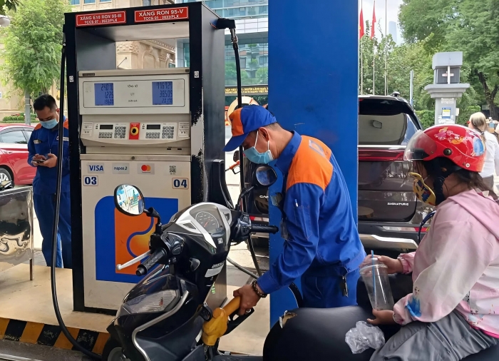 Gi&aacute; xăng dầu chiều nay 11/8: Xăng E10 giảm về c&aacute;ch đ&aacute;y 2.321 đồng, RON 92 đang rất rẻ, gi&aacute; lăn b&aacute;nh Mitsubishi Xforce ảnh 1