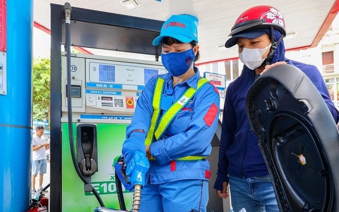 Gi&aacute; xăng dầu chiều nay 13/8: Xăng RON 92 v&agrave; E10 giảm kỳ thứ 2 li&ecirc;n tiếp, đang rất rẻ, gi&aacute; đầy b&igrave;nh xe c&ocirc;n tay 150-155cc ảnh 1