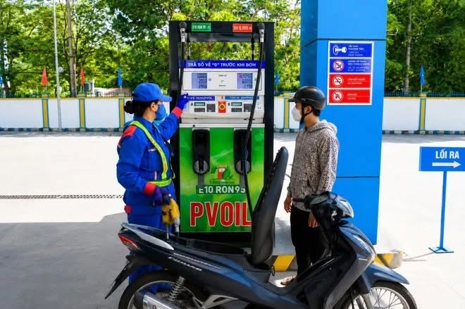 Gi&aacute; xăng dầu chiều nay 15/8: Xăng E10 v&agrave; RON 92 li&ecirc;n tục giảm, c&aacute;ch đ&aacute;y 2.000 đồng, gi&aacute; đầy b&igrave;nh xe c&ocirc;n tay 150-155cc ảnh 1